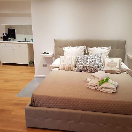 Via Roma Apartment Deluxe Салерно Екстер'єр фото
