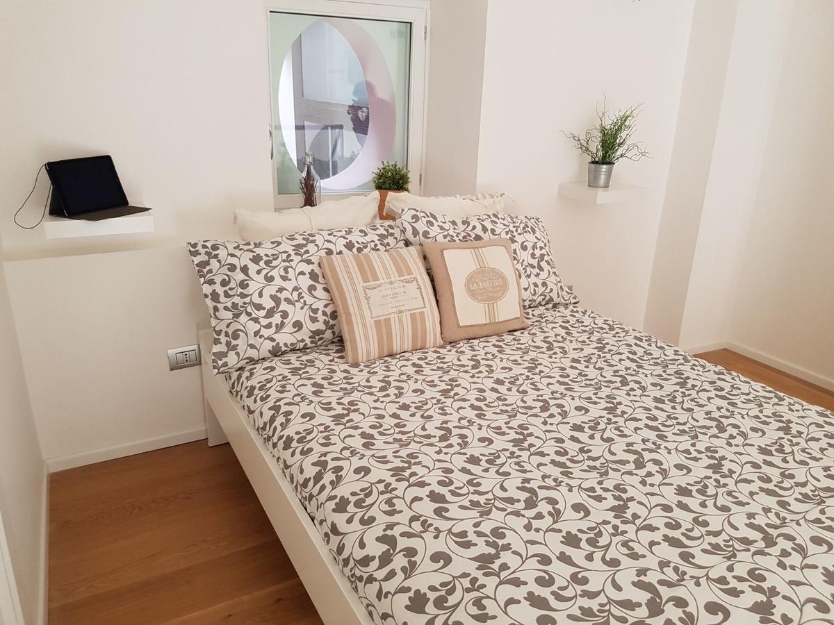 Via Roma Apartment Deluxe Салерно Екстер'єр фото